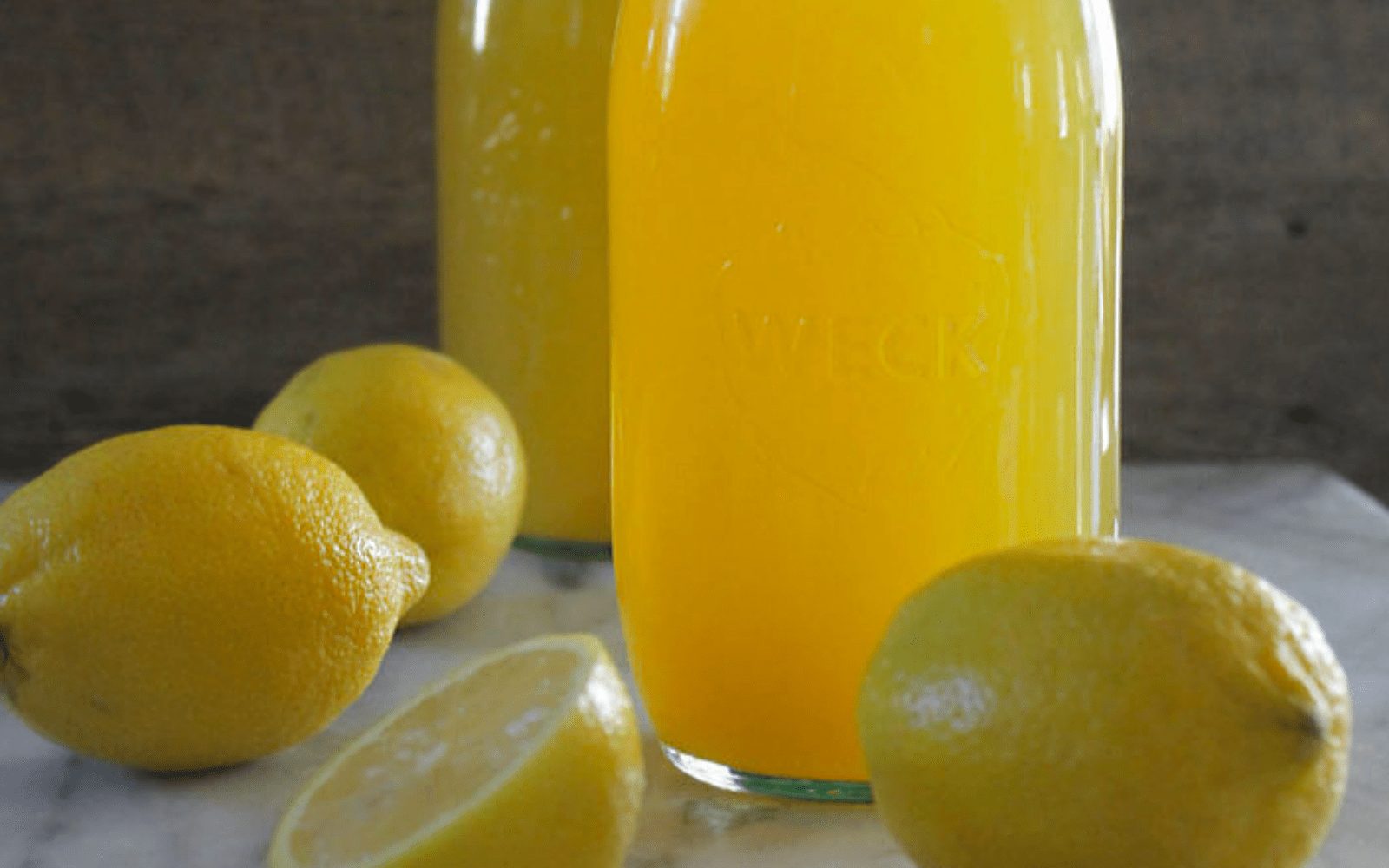 Tónico vegano de cúrcuma, jengibre y limón que estimula la inmunidad 