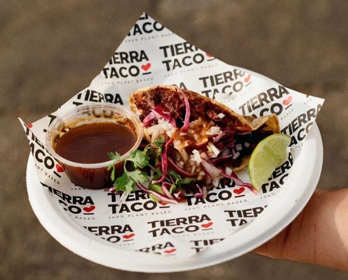 Taco de birria relleno vegano de Tierra Taco
