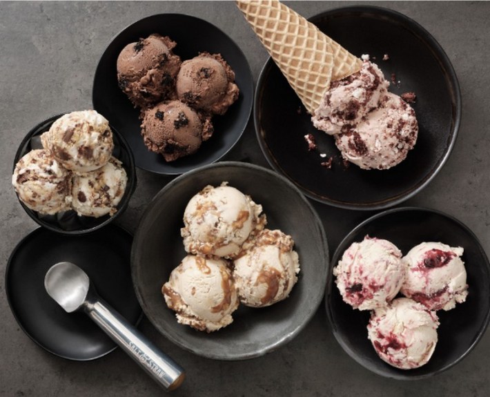 Una variedad de helado en un tazón es uno en un cono de gofre de Salt & Straw